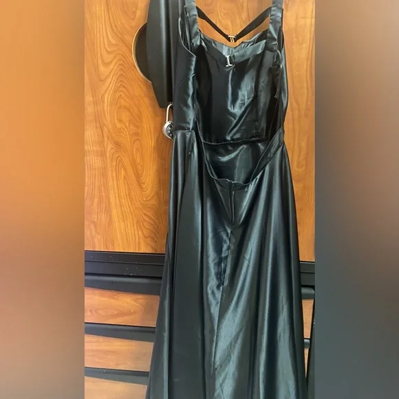 Long black formal dress pockets,zipper in back low cut in the back fit and  flare